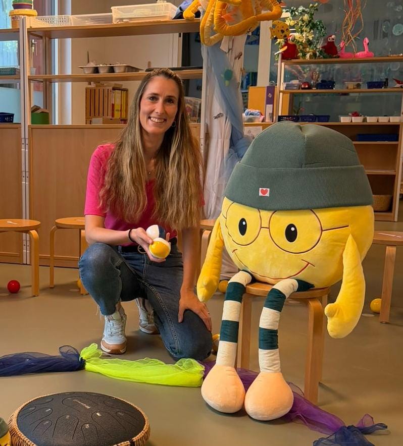 Sandra Schillig mit KARLY im Kindergarten